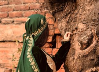 Despite Barred and Abhorred, ‘Pheran’ Returns With Designer Looks Despite barred and abhorred, ‘Pheran’ returns with designer looks