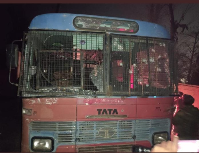 Millitants Attack Police Bus In Srinagar's Zewan: Police