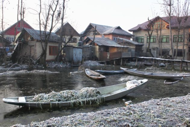 Severe Cold freezes boats of the floating market