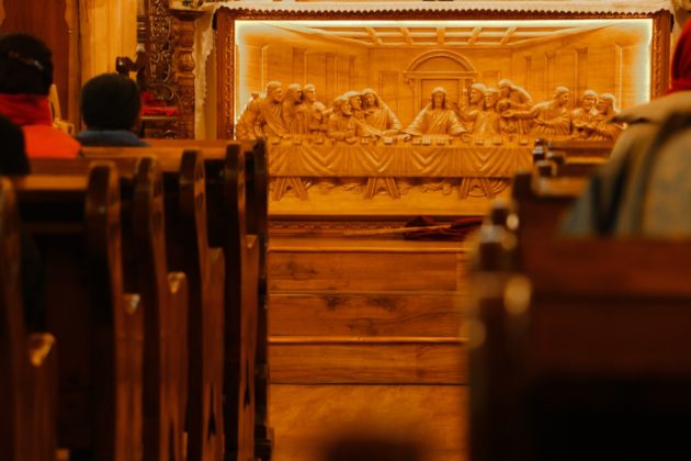 Jesus last supper wood carving: Last supper is Christ's final meal with his apostles.