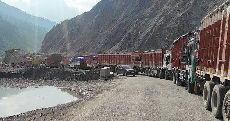 Jammu-Srinagar Highway Shut Amid ‘Continuous Shooting Stones’