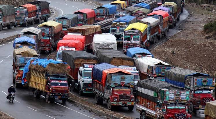 6,000 Apple-Laden Trucks Stranded On Srinagar-Jammu Highway
