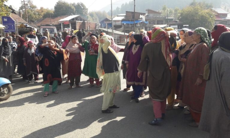 Family Protests In Anantnag, Alleges Daughter’s Murder By In-Laws