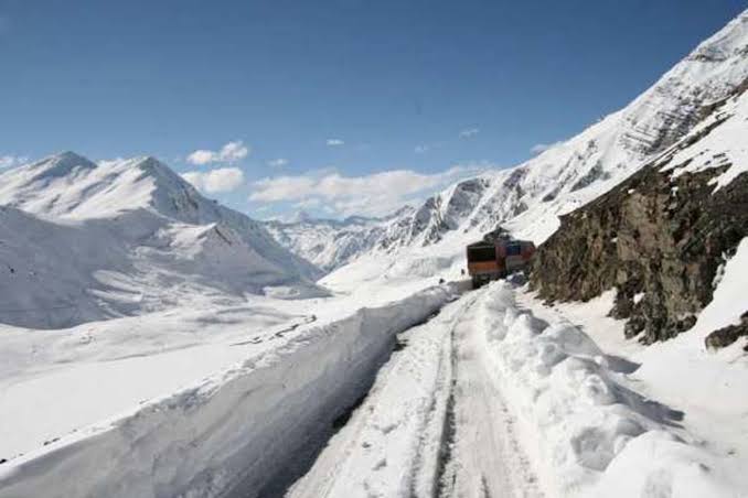 Srinagar-Leh Highway, Mughal Road Closed Amid Snowfall