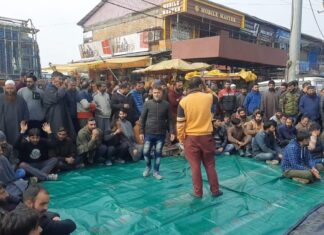 Sopore Transporters Protest Against Admin’s Move Of “Illegal Sumos”