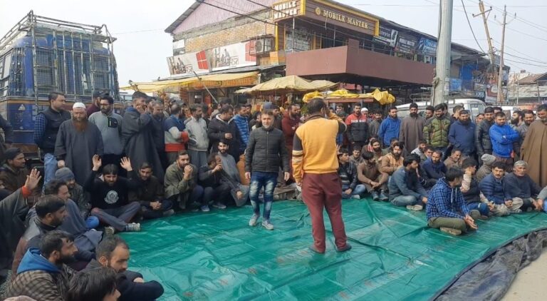 Sopore Transporters Protest Against Admin’s Move Of “Illegal Sumos”