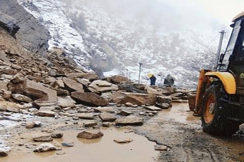 Srinagar-Jammu Highway Shut Due To Snowfall, Shooting Stones