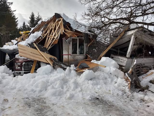 3 Injured As Shed Collapses In Kulgam