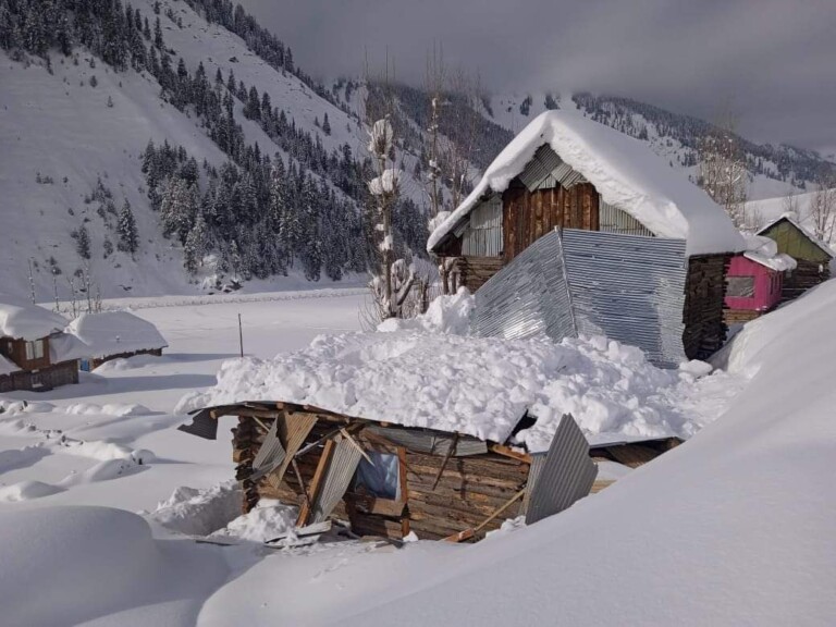 House Damaged Due To Snowfall In Bandipora’s Tulail