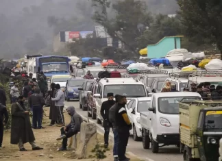 Shooting Stones Halt Traffic Movement On Srinagar-Jammu Highway Shooting Stones Halt Traffic Movement On Srinagar-Jammu Highway