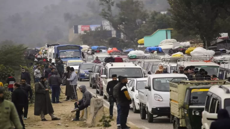 Shooting Stones Halt Traffic Movement On Srinagar-Jammu Highway