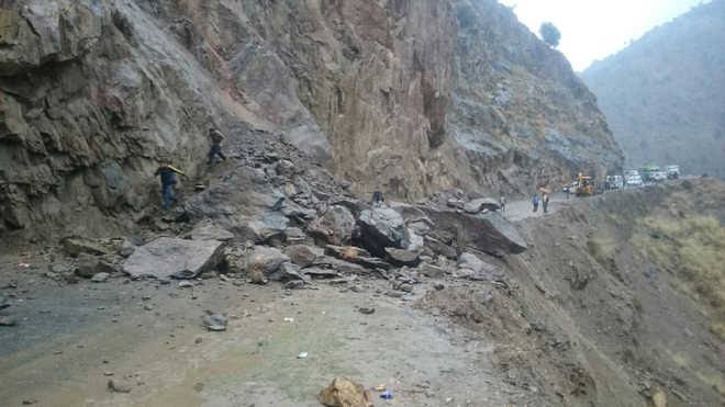 Landslide Blocks Srinagar-Jammu Highway