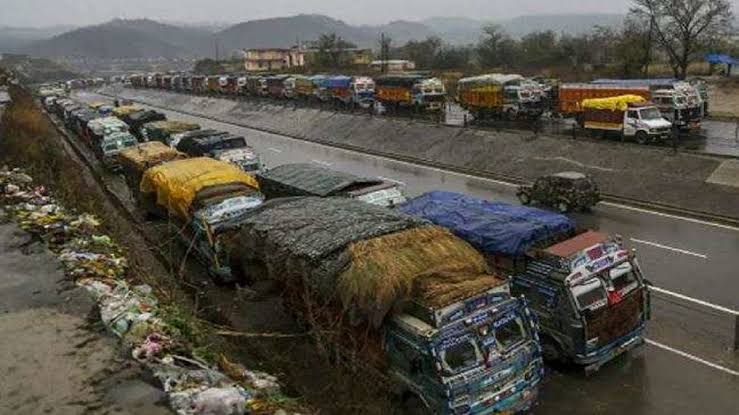 Shooting Stones Force Closure Of Srinagar-Jammu Highway