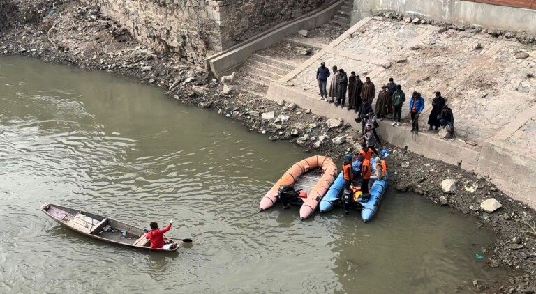 Youth Jumps From Safa Kadal Bridge : Rescue Operation On