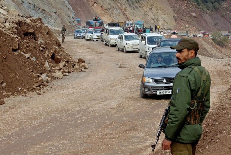 Mudslide, Shooting Stones Disrupt Traffic On Sgr-Jmu Highway In Ramban