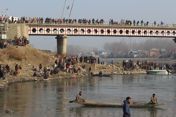 Boy Jumps Into Jhelum In Sopore, Rescued By Locals
