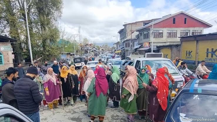 Women Protests Against  Installation Of Smart Meters In Pulwama