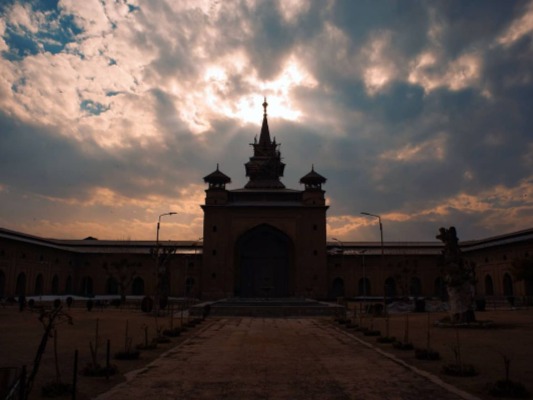 Authorities Disallow Jummat-Ul-Vida Prayers  At  Jama Masjid Srinagar