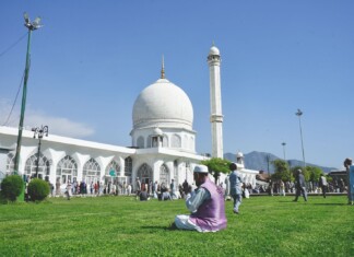 Festive Scenes At Dargah Hazratbal On Occasion Of Jummat Ul Vida Festive Scenes At Dargah Hazratbal On Occasion Of Jummat Ul Vida