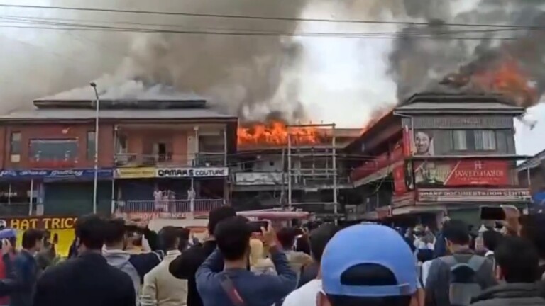 Massive #Fire Breaks Out In #Srinagar’s #Hazratbal