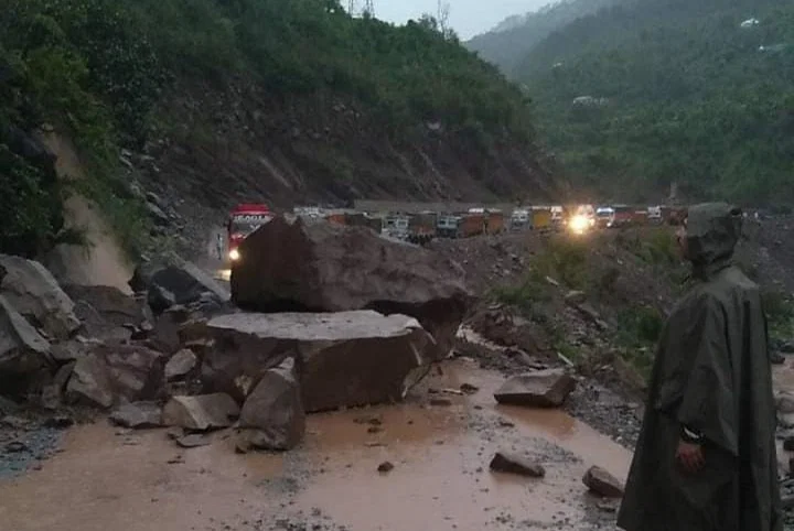 Landslide Blocks Jammu-Srinagar Highway
