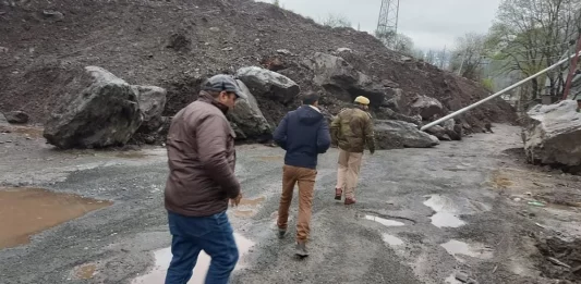 Srinagar-Leh Highway Closed After Landslide Blocks Road Near Captain Morh Srinagar-Leh Highway Closed After Landslide Blocks Road Near Captain Morh