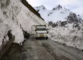 Srinagar-Leh Highway Opened For Traffic After 4 Days Srinagar-Leh Highway Opened For Traffic After 4 Days