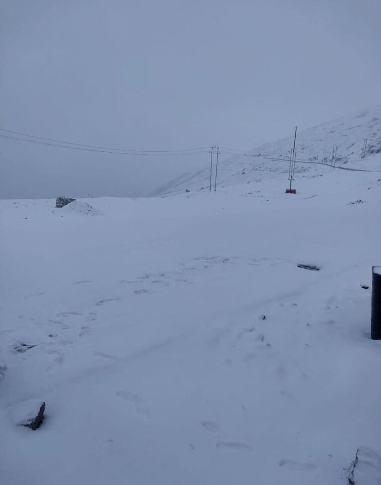 Bandipora-Gurez Road Closed After Snowfall At Razdan Top