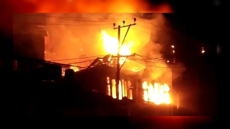 7 Shops Gutted In Kangan Blaze